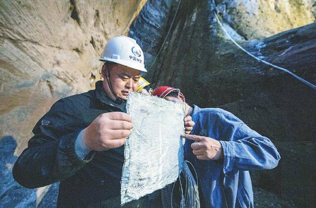 安装光纤光栅土压力传感器